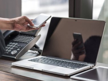 İnternet iletişim teknolojisi üzerinde çalışan akıllı aygıt kullanan dijital yaşam tarzı yazarı veya iş adamı 
