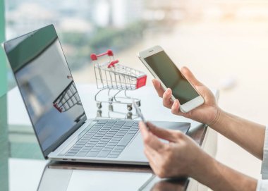 Çevrimiçi alışveriş ve e-ticaret dijital pazarlama kavramı kredi kartı ve internet bankacılığı yoluyla cep telefonu uygulaması ve kablosuz iletişim teknolojisi ya da alışveriş yapan modern şehir yaşam tarzı