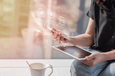 Nesnelerin interneti - Dijital 4.0 yaşam tarzı olan insanlar için mobil uygulamalar, akıllı telefon ve tablet teknolojisi üzerinden iletişim ağı hizmeti yoluyla IOT