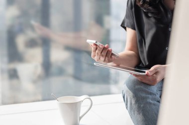 İnternet iletişim teknolojisi üzerinde çalışan akıllı aygıt kullanan dijital yaşam tarzı yazarı veya iş adamı 