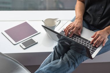 İnternet iletişim teknolojisi üzerinde çalışan akıllı aygıt kullanan dijital yaşam tarzı yazarı veya iş adamı 