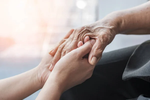 Parkinson hastası, Alzheimer 'lı yaşlı yaşlı, artrit hastası. Bakıcı aile bakımı, maluliyet farkındalığı günü, Ulusal Bakım ayı, yaşlanan toplum konseptini destekleyen kişi.