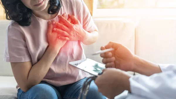 Kalp krizi geçirmesine ve kalp krizi geçirmesine neden olan göğüs ağrısı. Hastanenin kliniğinde doktor muayenesi ve teşhisi yapılan kadın hastalarda.