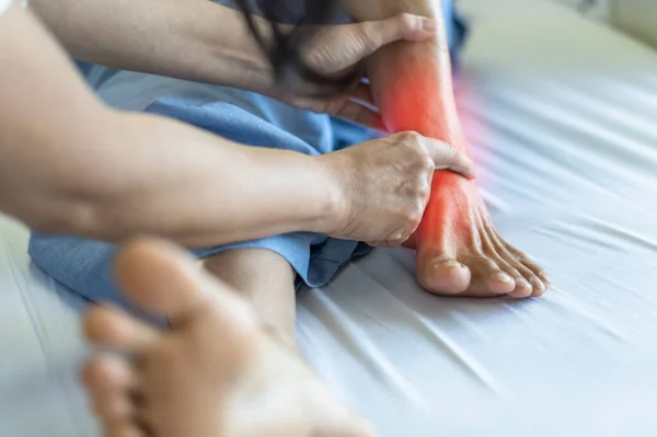 Dengesizlik, artrit, gut, tendonit, kırık, sinir sıkışması (tarsal tünel sendromu), enfeksiyon ve doktorla birlikte yaşlanan hastada bacak veya ayağın kötü yapısal hizalanması nedeniyle ayak bileği ağrısı