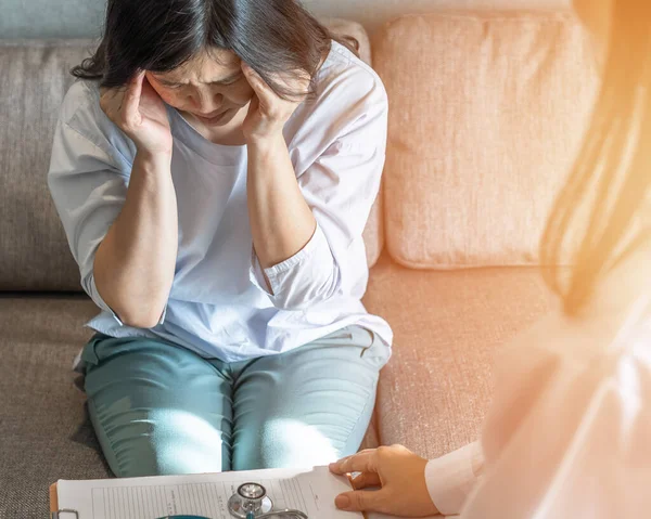 Hoofdpijn Migraine Patiënt Stressvolle Depressieve Menopauze Oudere Vrouw Met Hormonale — Stockfoto