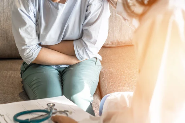 Dolor Abdominal Mujer Paciente Que Somete Examen Médico Con Médico — Foto de Stock