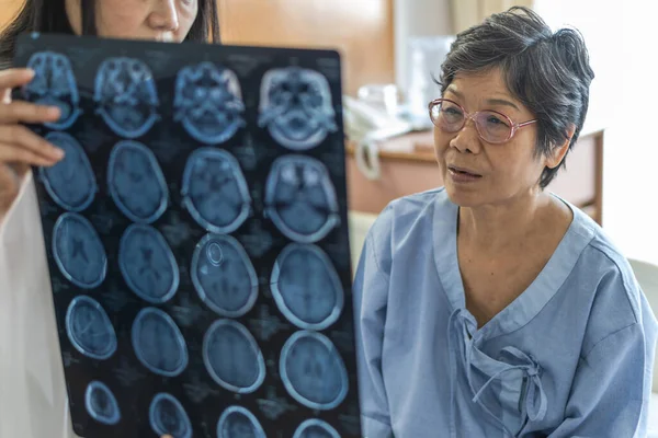 Діагностика Хвороб Головного Мозку Лікарем Який Діагностує Проблеми Старінням Пацієнтів — стокове фото