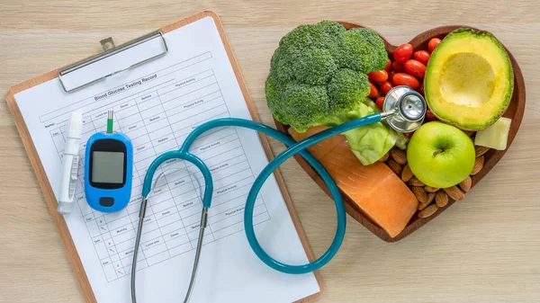 Ketojenik diyet için keto besin, sağlıklı beslenme yaşam tarzı iyi kalp sağlığı için iyi protein, yağ oranı düşük karbonhidrat kalp hastalıklarını ve diyabet hastalıklarını önlemek için sağlıklı beslenme tarzı.