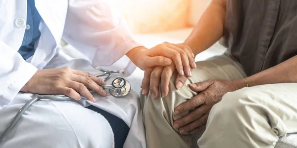 Parkinson hastası, eklem iltihabı el ve diz ağrısı ya da yaşlı yetişkinlere tıbbi muayene kliniğinde ya da hastanede danışmanlık yapan yaşlı bir doktorla akıl sağlığı konsepti