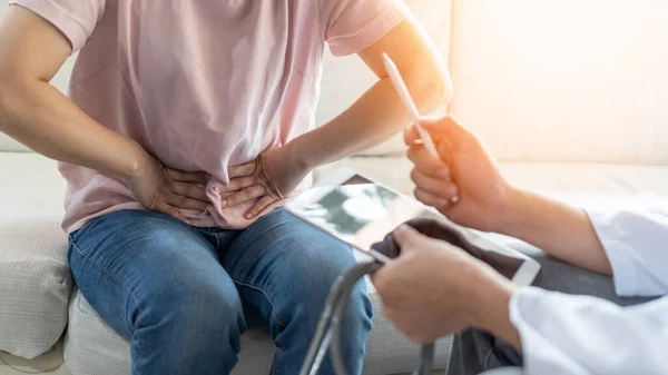 Ból Brzucha Kobieta Badaniu Lekarskim Lekarzem Choroby Powodu Raka Żołądka — Zdjęcie stockowe