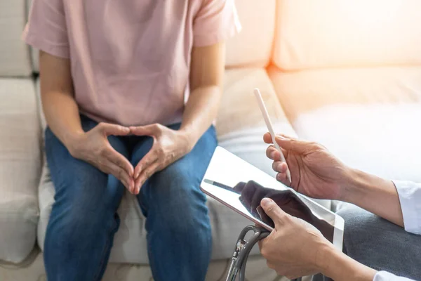 Frauen Den Wechseljahren Stressige Patientinnen Die Sich Mit Einem Arzt — Stockfoto