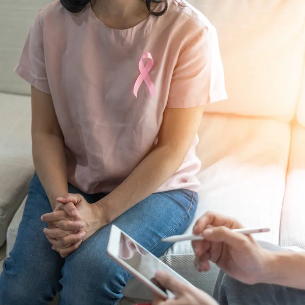 Рожева Стрічка Поінформованості Про Рак Молочної Залози Про Жінку Яка — стокове фото