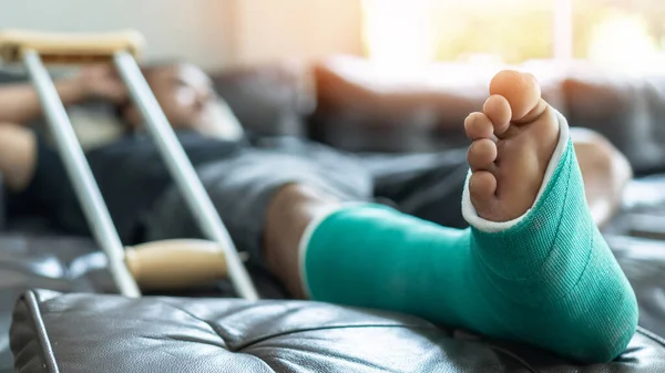 Złamanie Kości Stopy Nogi Mężczyzn Odlewem Szynowym Kulami Podczas Rehabilitacji — Zdjęcie stockowe