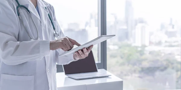 Médico Médico Segurando Tablet Digital Móvel Para Registro Saúde Paciente — Fotografia de Stock