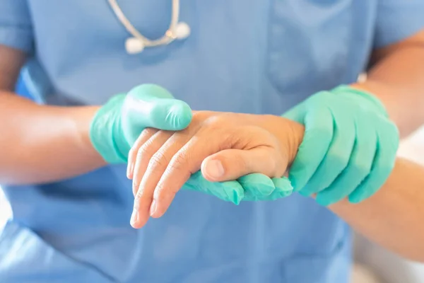 Chirurg Chirurgischer Arzt Anästhesist Oder Anästhesist Der Hand Des Patienten — Stockfoto