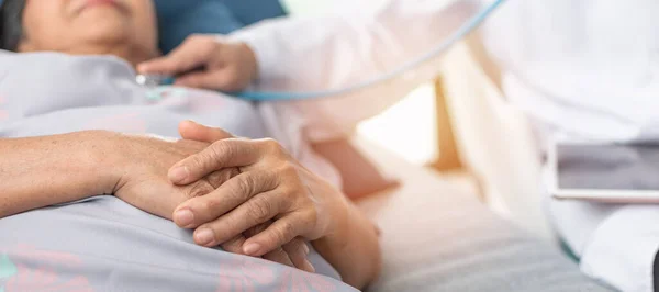 Paciente Anciana Hospitalizada Anciana Mayor Acostada Cama Con Cardiólogo Médico — Foto de Stock