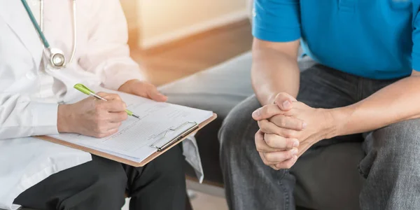 Erkek hasta, klinikte ya da akıl hastanesinde erkek sağlığı hastalıkları ya da akıl sağlığı merkezlerinde teşhis muayenesi yapan doktor ya da psikiyatrist ile istişarede bulunuyordu.