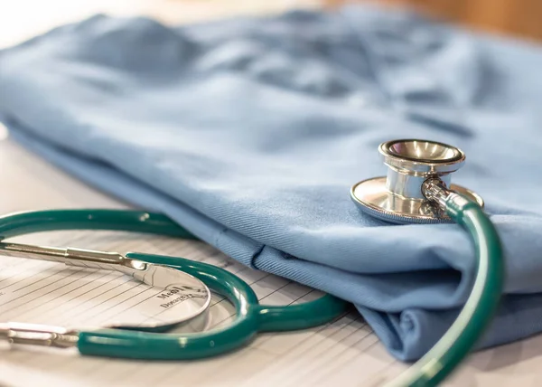 医疗诊所工作台上的外科医生工作服 带有听诊器 用于心脏和心脏科诊断检查和外科或心脏科手术 — 图库照片