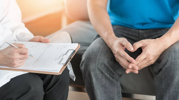 Männlicher Patient Mit Konsultation Eines Arztes Oder Psychiaters Der Einer — Stockfoto