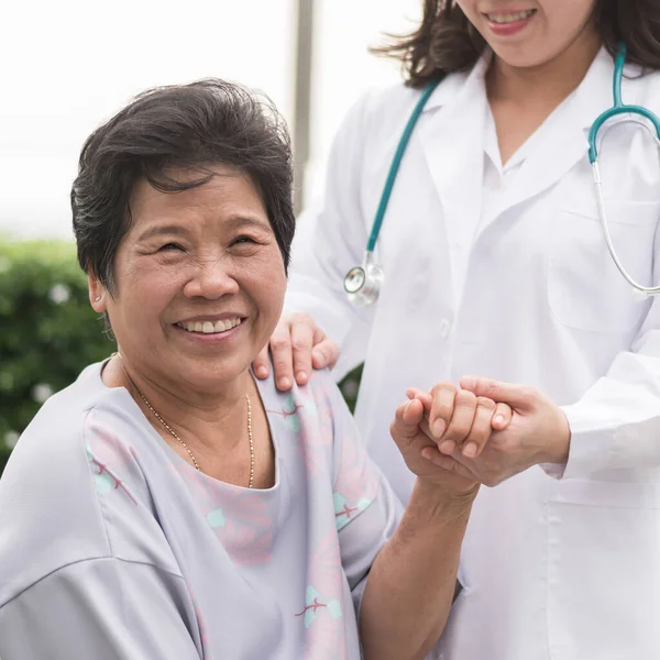 Äldre Seniorpatient Asiatisk Äldre Person Vårdhemmet Med Geriatrikern Handen Och — Stockfoto