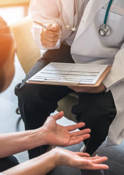 Arzt Oder Psychiater Beratung Und Diagnostische Untersuchung Der Gestressten Patientin — Stockfoto