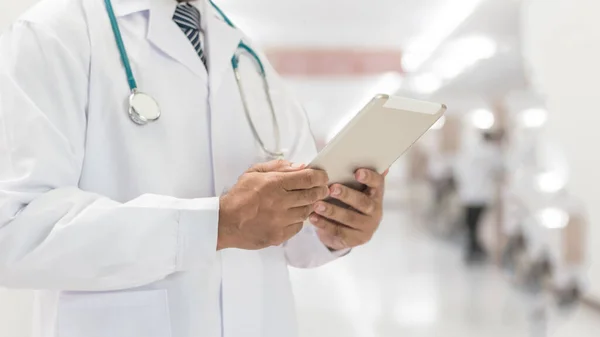 Médico Médico Segurando Tablet Móvel Para Registro Saúde Paciente Clínica — Fotografia de Stock