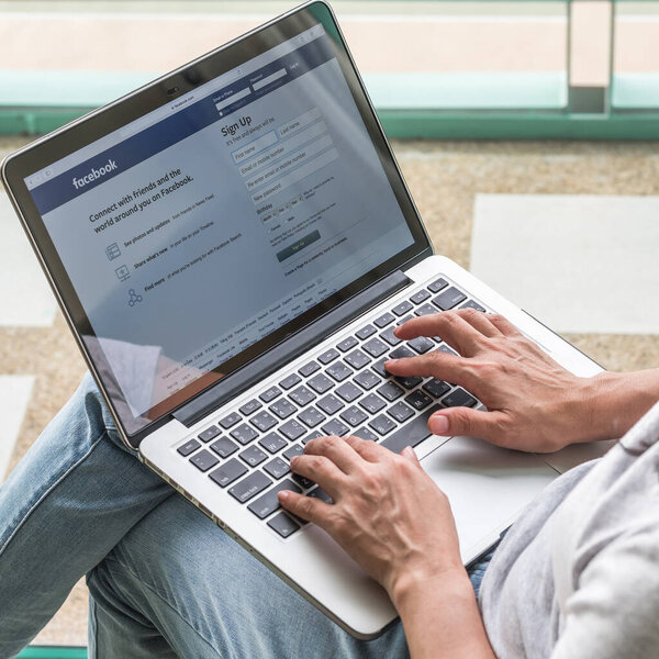 БАНГКОК (ТАИЛАНД) - 16 ноября 2016 года: Социальная сеть Facebook на ноутбуке с экраном регистрации пользователя..