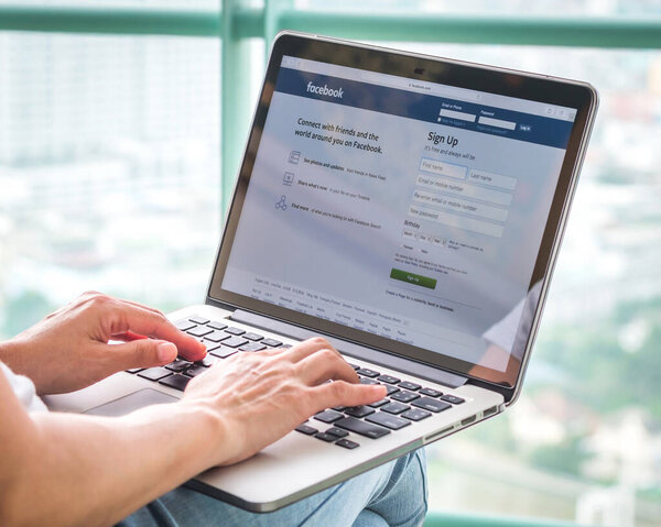 Бангкок, Таиланд - 3 ДЕКАБРЯ 2015 г.: Социальная сеть Facebook на ПК ноутбук с зарегистрироваться или войти в систему регистрации
.