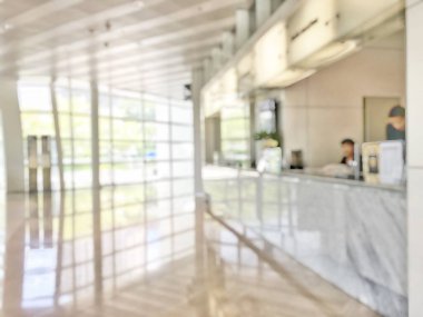 İş yerinin lobisi bulanık banka resepsiyon salonu müşterisi ya da hasta sayaç servisi ve bulanık hastane, ofis ya da cam pencereli otel bekleme salonu içindeki kasiyer masasının geçmişi