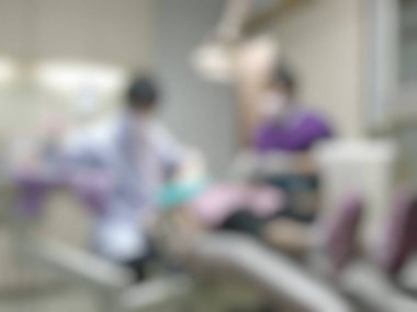 Diş hekimliği geçmişi bulanık, diş muayenehanesini ziyaret eden, diş kontrolü yaptıran ve bulanık muayene odasında diş hekimliği ve tedavi gören çocuk hastalarını tedavi etmeye çalışan bir diş hekimi.