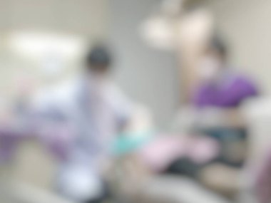 Diş hekimliği geçmişi bulanık, diş muayenehanesini ziyaret eden, diş kontrolü yaptıran ve bulanık muayene odasında diş hekimliği ve tedavi gören çocuk hastalarını tedavi etmeye çalışan bir diş hekimi.