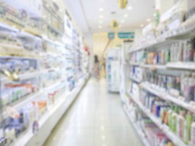 Eczane veya eczane arka planında ilaç rafı ve bulanık ilaç ürünleri, perakende mağazasının içindeki raflarda kozmetik ve ilaç malzemeleri