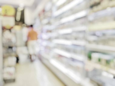 Eczane veya eczane arka planında ilaç rafı ve bulanık ilaç ürünleri, perakende mağazasının içindeki raflarda kozmetik ve ilaç malzemeleri