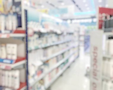Eczane veya eczane arka planında ilaç rafı ve bulanık ilaç ürünleri, perakende mağazasının içindeki raflarda kozmetik ve ilaç malzemeleri
