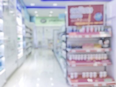 Eczane veya eczane arka planında ilaç rafı ve bulanık ilaç ürünleri, perakende mağazasının içindeki raflarda kozmetik ve ilaç malzemeleri