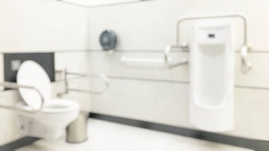 Tuvalet ve banyonun soyut geçmişi bulanık. WC su dolabı odasındaki temiz, hijyenik, beyaz mobilyalar. Evrensel tasarım engelli asistanı ve Dünya tuvalet günü konsepti.
