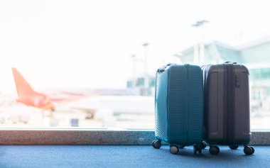 Seyahat valizi havaalanı terminalinde iş ulaşımı için kalkış uçuşu güvenlik yolcuları için güvenlik ve tatil sigortası konsepti.
