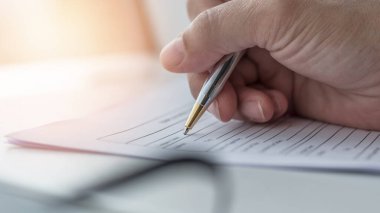 İş başvurusunda bulunan kişinin şirket belgesini doldurduğu iş başvurusu formu. İş başvurusu, iş imkanı, idari ofis kariyeri 