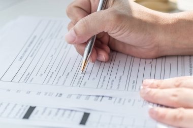İş başvurusunda bulunan ya da sağlık sigortası talebinde bulunan şirket başvuru formu dolduran kişi