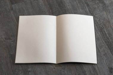 Boş A4 sayfa a4 cilt kapaklı kitap tasarımı katalog, dergi, menü, kitapçık, defter, portföy tasarım şablonu için ahşap masa arka planında modelleme 
