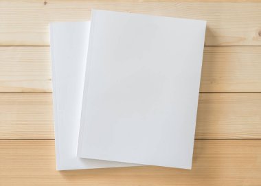 Katalog, dergi broşürü, portföy, menü tasarım şablonu için önü beyaz yüzey üzerinde ahşap masa üzerinde olan boş bir A4 kapağı boş karton kapağı modeli