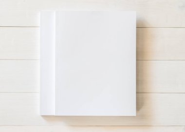 Katalog, dergi broşürü, portföy, menü tasarım şablonu için önü beyaz yüzey üzerinde ahşap masa üzerinde olan boş bir A4 kapağı boş karton kapağı modeli