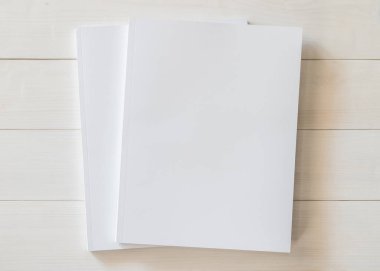 Katalog, dergi broşürü, portföy, menü tasarım şablonu için önü beyaz yüzey üzerinde ahşap masa üzerinde olan boş bir A4 kapağı boş karton kapağı modeli