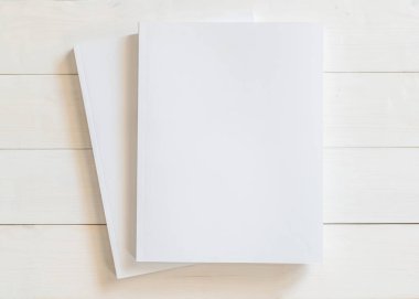 Katalog, dergi broşürü, portföy, menü tasarım şablonu için önü beyaz yüzey üzerinde ahşap masa üzerinde olan boş bir A4 kapağı boş karton kapağı modeli