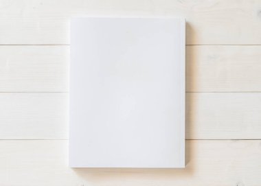 Katalog, dergi broşürü, portföy, menü tasarım şablonu için önü beyaz yüzey üzerinde ahşap masa üzerinde olan boş bir A4 kapağı boş karton kapağı modeli
