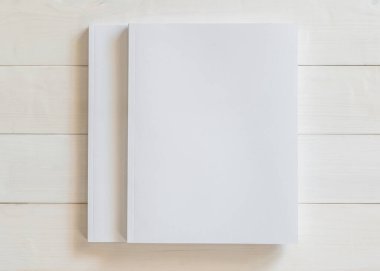 Katalog, dergi broşürü, portföy, menü tasarım şablonu için önü beyaz yüzey üzerinde ahşap masa üzerinde olan boş bir A4 kapağı boş karton kapağı modeli