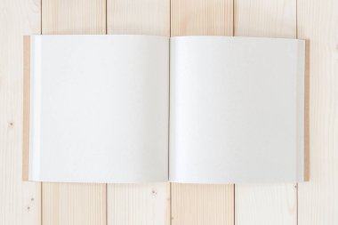 Boş cep kitabı kare boyutunda, katalog dergisi, broşür şürü sahte kağıt dokusu kopya alanı beyaz çam ağacından masa masası üzerinde