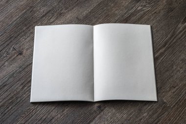 Boş A4 sayfa a4 cilt kapaklı kitap tasarımı katalog, dergi, menü, kitapçık, defter, portföy tasarım şablonu için ahşap masa arka planında modelleme 