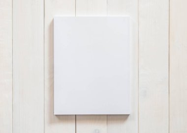 Katalog, dergi broşürü, portföy, menü tasarım şablonu için önü beyaz yüzey üzerinde ahşap masa üzerinde olan boş bir A4 kapağı boş karton kapağı modeli