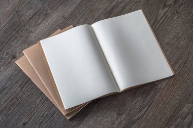 Boş A4 sayfa a4 cilt kapaklı kitap tasarımı katalog, dergi, menü, kitapçık, defter, portföy tasarım şablonu için ahşap masa arka planında modelleme 